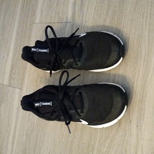 WOMEN'S NIKE LEGEND ESSENTIAL SZE 10.5 PRE OWNED